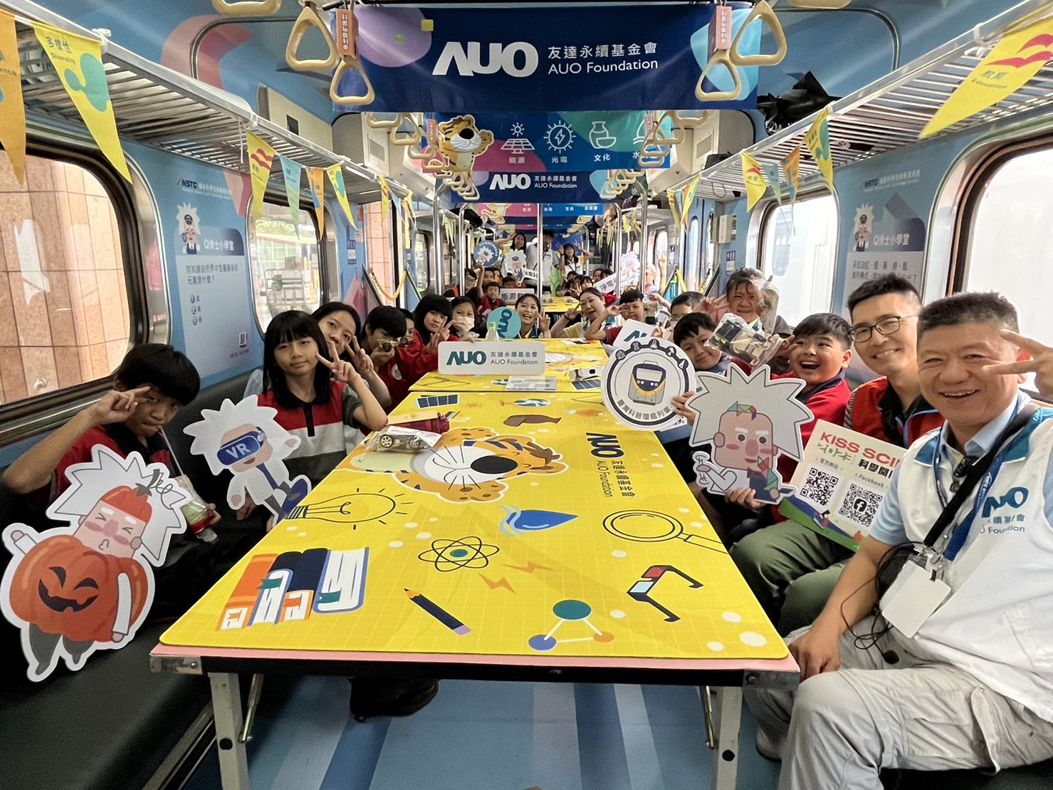 DG视讯永續基金會參與「臺灣科普環島列車」，設計基礎科學車廂課程，以「淨零碳排和永續能源」為主題，讓學生透過創意實驗認識淨零知識，以及思考生活中的減碳行為