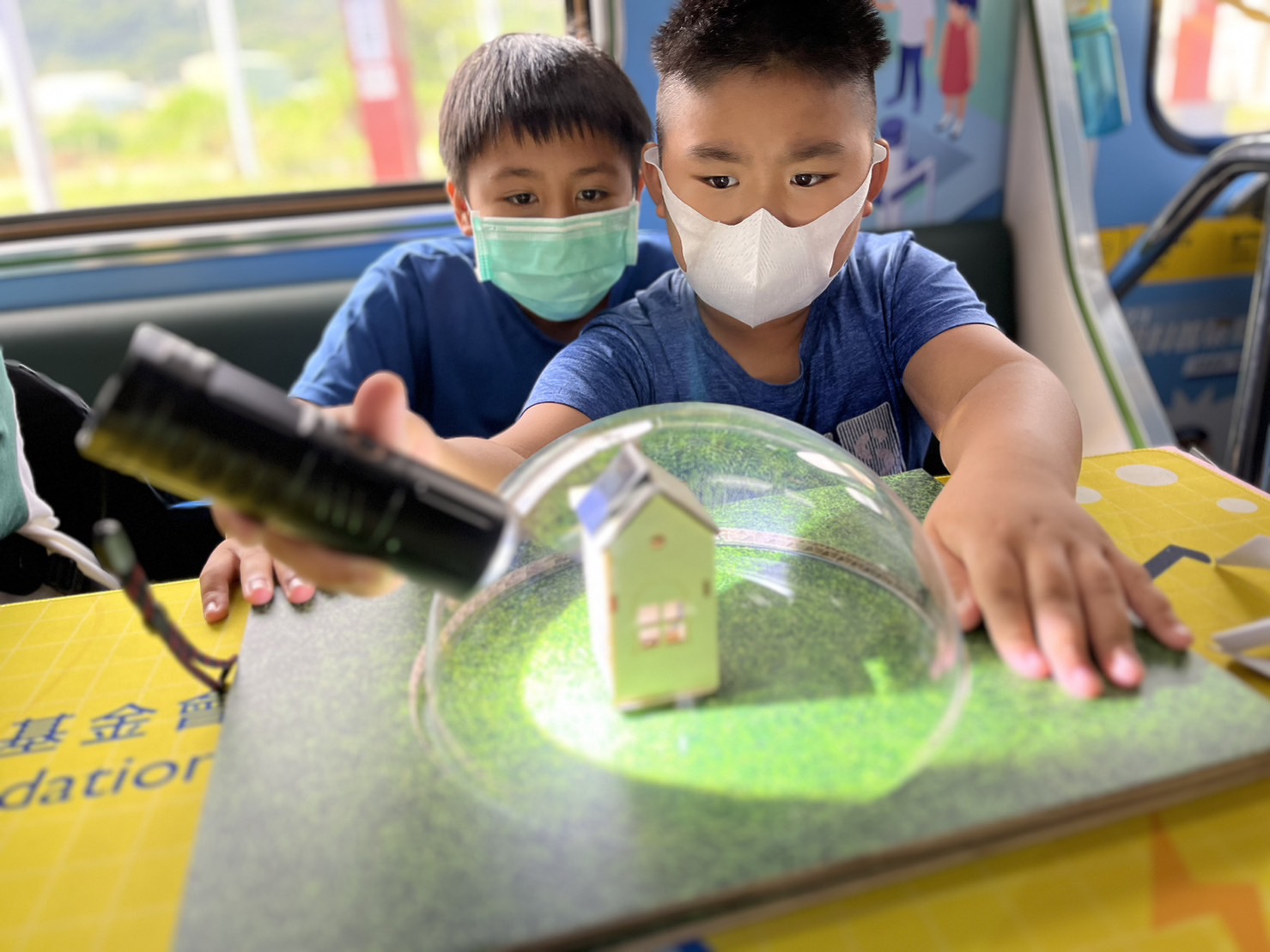 DG视讯參與基礎科學主題車廂，以STEAM教學精神，設計「逐日科學家」、「太陽能工程師」以及「淨零建築師」三大能源科普課程和實驗